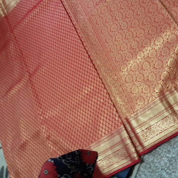 Beautiful wedding Banarasi silk saree with Blouse - Picture 11 of 14